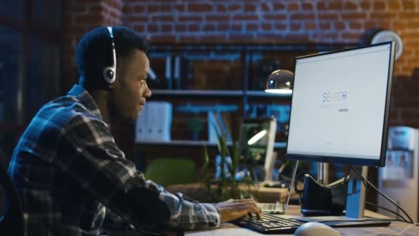 Mann mit Headset surft im Büro im Internet — Stockvideo