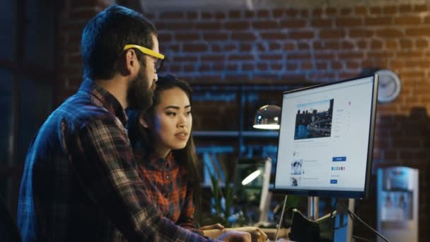 Homme en casque surfer sur Internet au bureau — Video