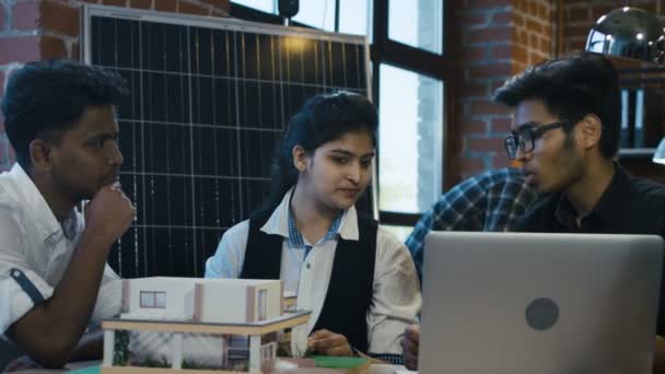 Murid-murid India bekerja sama dalam hal persediaan alternatif — Stok Video