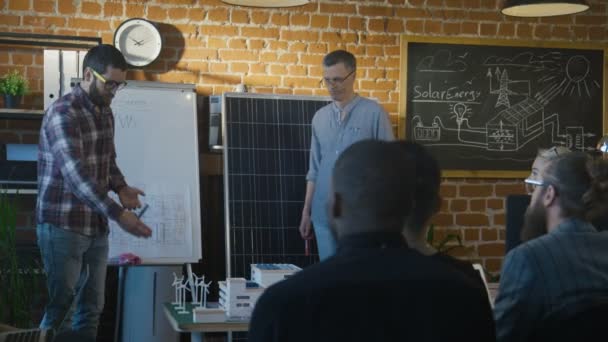 Personnes collaborant à un projet de fabrication alternative 