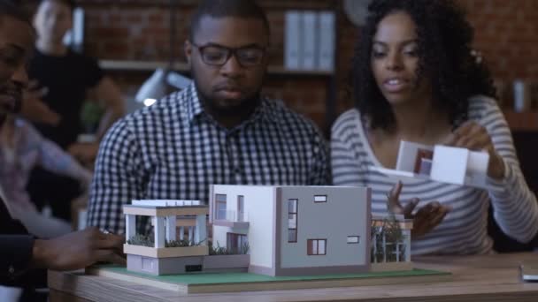 Этнические коллеги создают футуристическое жилье — стоковое видео