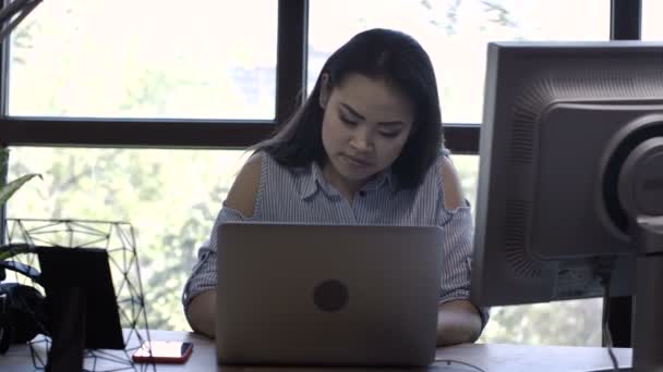 Hübsches ethnisches Mädchen arbeitet am Computer-Schreibtisch — Stockvideo