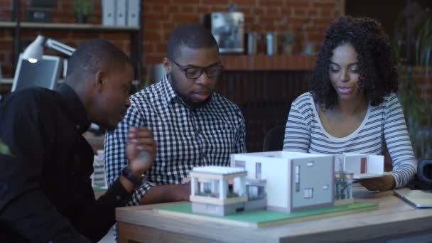 Ethnic colleagues creating futuristic accommodation — Stock Video