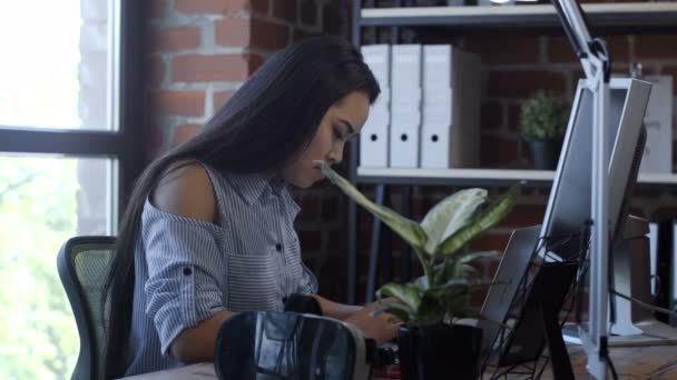 Chica bastante étnica que trabaja en el escritorio de la computadora — Vídeos de Stock