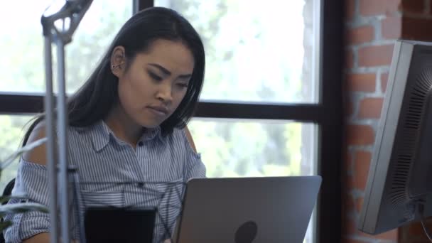 Menina muito étnica trabalhando na mesa de computador — Vídeo de Stock