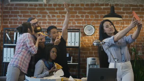 Веселі колеги беруть селфі з піцою — стокове відео