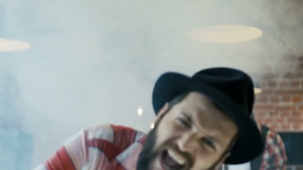 Гітарист співає в диму — стокове відео