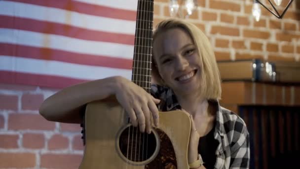 Jovem encantadora com guitarra — Vídeo de Stock