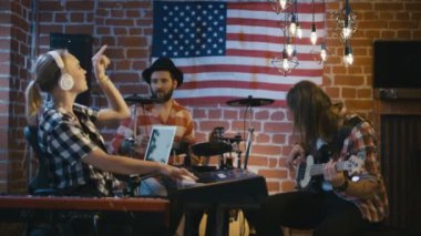 Mutlu müzisyenler ile müzik heyecanlı