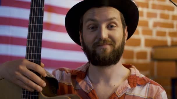 Musicista hipster barbuto con chitarra — Video Stock