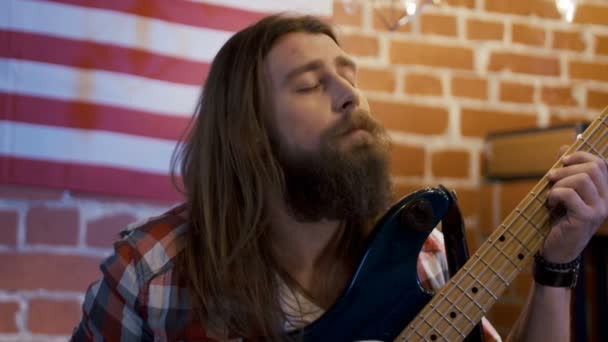 Bebaarde hipster muzikant met basgitaar — Stockvideo