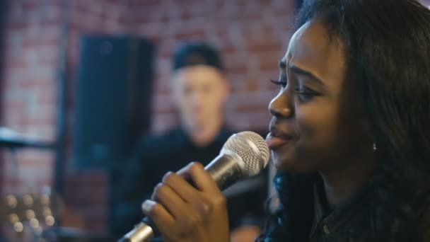 Beautiful black woman singing with feelings — Stock Video