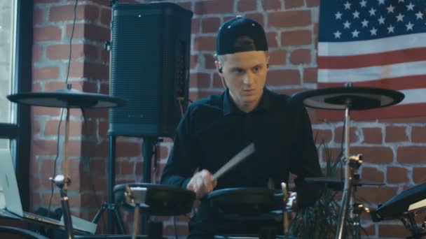 Schlagzeuger nimmt Musik mit Laptop auf — Stockvideo