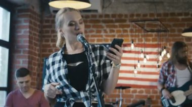 Smartphone şarkı bandında kızla