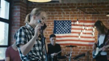 Müzik grubu prova sırasında savunarak
