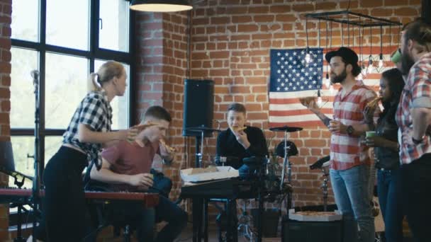 Musiciens ayant une pizza pendant la répétition — Video