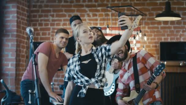 Músicos alegres tomando selfie no palco — Vídeo de Stock