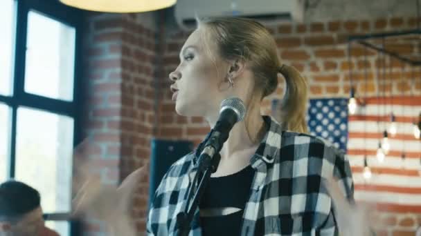 Muzikale band hebben ruzie tijdens het beoefenen van — Stockvideo