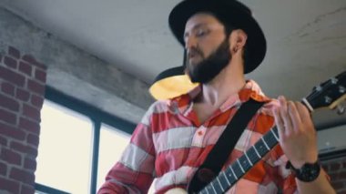 Şarkı gitarist şapkalı