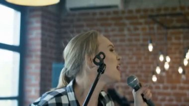 Şarkıcı ve solo gitarist çalışma birlikte