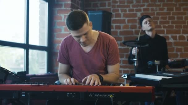 Homens tocando instrumentos musicais em estúdio — Vídeo de Stock