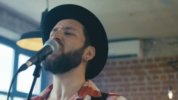 Zpívající kytarista v klobouku — Stock video