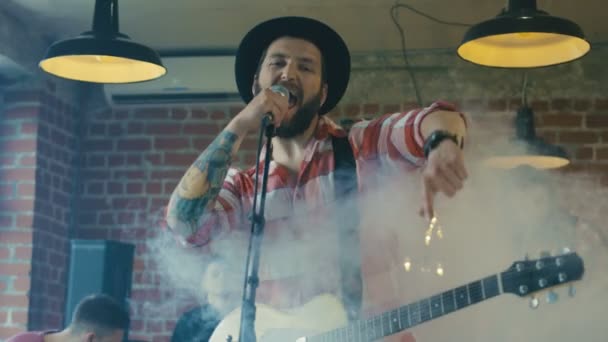Gitarristen sjunger i rök — Stockvideo
