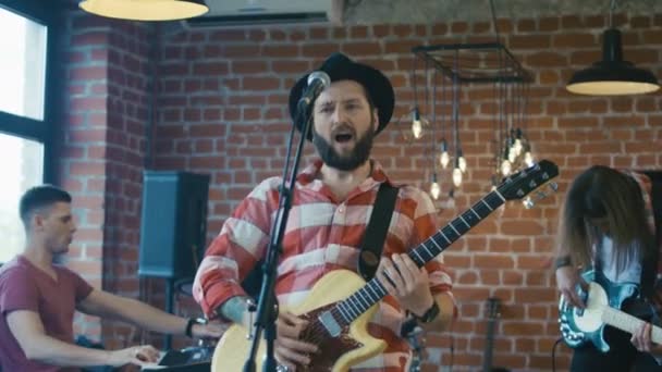 Emocional guitarrista barbudo cantando en el micrófono — Vídeos de Stock