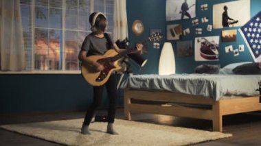 Etkileyici genç yatak odasında gitar çalmak