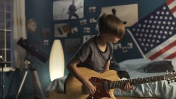 Unghund med gitarr i sovrum — Stockvideo