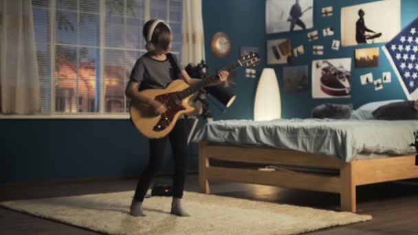 Jeune expressif jouant de la guitare dans la chambre — Video