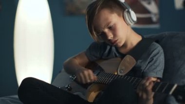 Çocuk şarkı gitar ile öğrenme kulaklık