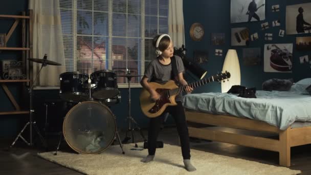 Uttrycksfulla unge spelar gitarr i sovrum — Stockvideo