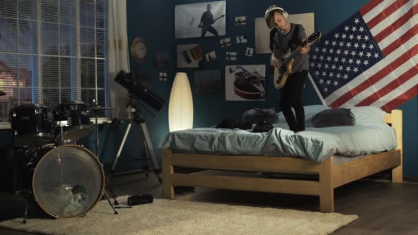 Jeune expressif jouant de la guitare dans la chambre — Video