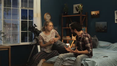 Korkunç olan genç çift evde kavga