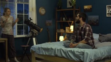 Korkunç olan genç çift evde kavga