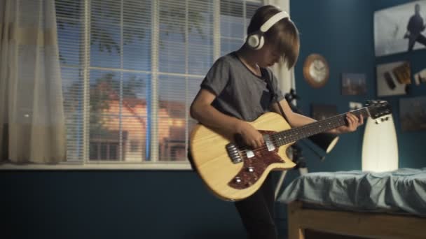 Expressivo Adolescente Aprendendo Guitarra Tocar Enquanto Está Quarto Tocando Com — Vídeo de Stock