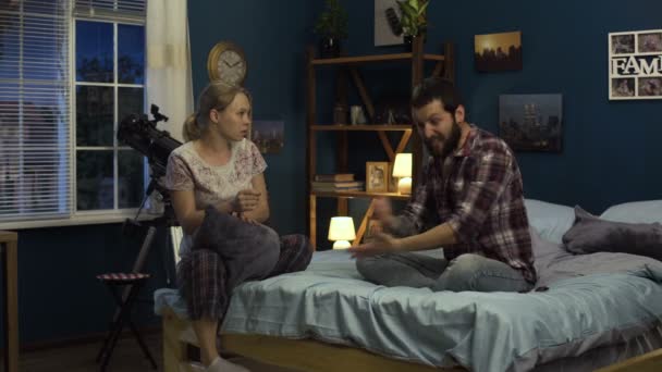 Jeune couple ayant terrible querelle à la maison — Video