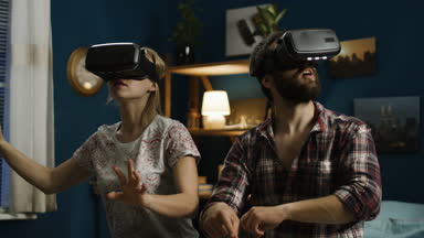 Çift yatağa eğleniyor Vr bardaklarda