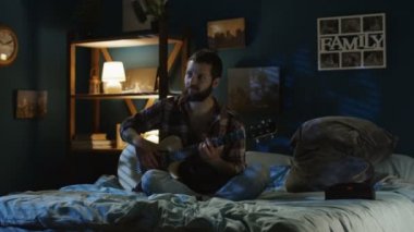 Oynak kaç şarkı gitar yatakta ile geç akşam