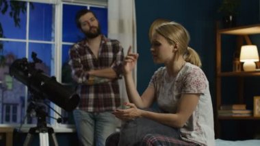 evde kavga olan genç Çift