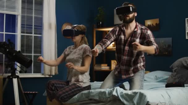 Casal em óculos VR se divertindo na cama — Vídeo de Stock