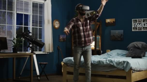 Hombre explorando la realidad virtual con gafas — Vídeos de Stock