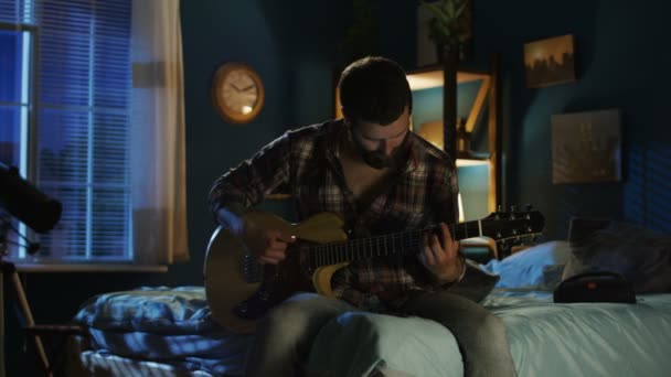 Young man playing guitar at night — Stock Video