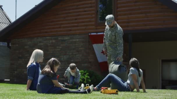 Soldat en famille sur fond vert — Video