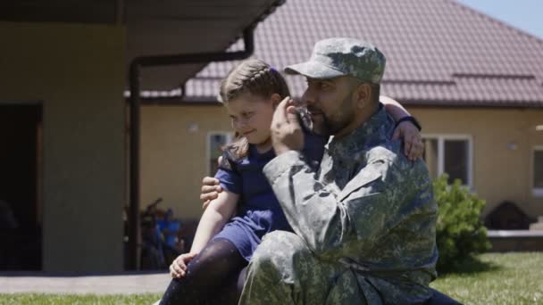 Homem passando tempo com crianças antes do exército — Vídeo de Stock