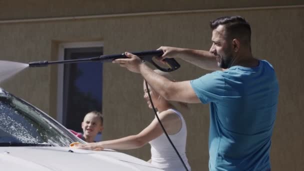 Happy family washing car together — Stock Video