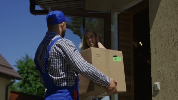 Femme recevant la boîte aux lettres avec courrier — Video