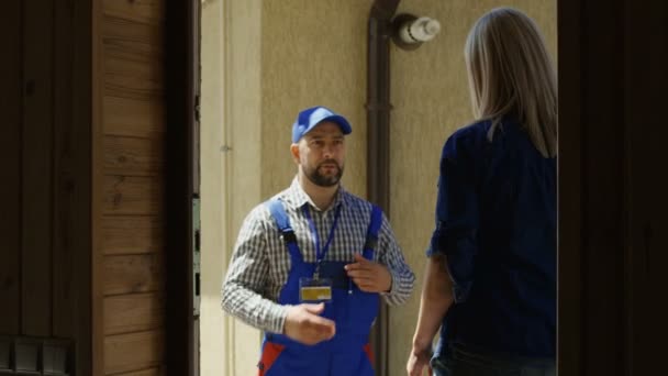 Woman receiving mail box with courier — Stock Video