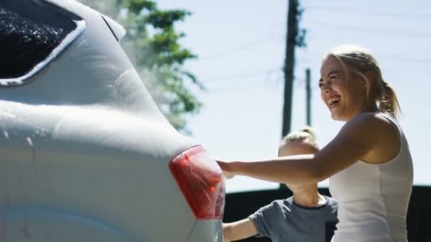 Vrouw met kinderen wassen van de auto — Stockvideo